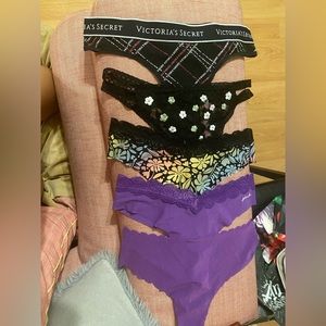 VS/Pink No Show Thong or Lacy (MEDIUM)